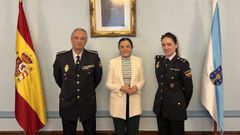 Mar�a Bego�a Ca�nzos Pi�eiro, nueva inspectora jefa de la Polic�a Nacional en Viveiro, con la subdelegada del Gobierno, Isabel Rodr�guez, y el comisario principal de la Jefatura Provincial, Jos� Mar�a Esteban