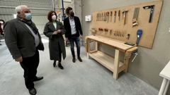 El alcalde de Outeiro acompa�� a la conselleira de Medio Ambiente en la apertura de la nave de reciclaje