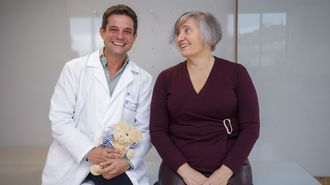 El cirujano card&iacute;aco Carlos Velasco y Carmen Maceiras, madre de acogida, en el Hospital Teresa Herrera de A Coru&ntilde;a, el materno del Chuac. 