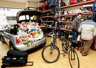 En la imagen, un mini que fue empe�ado con el maletero lleno de mu�ecos.