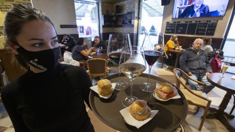 Bandeja con vino y aperitivos en un restaurante de Avils