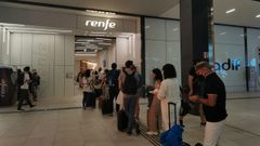 Gente haciendo cola en las ofcinas de Renfe para solicitar informaci�n sobre su tren cancelado a Madrid-Chamart�n