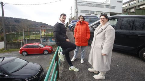 Benjamn, Lorena y Eva, tres profesores que trabajan en el colegio de Pedrafita do Cebreiro y comparten coche