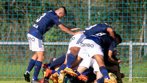 Los jugadores del Vetusta celebran el gol de Mario Ses ante el Compostela