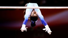 La gimnasta estadounidense Simone Biles realiza un ejercicio durante los campeonatos que se disputaron en Doha (Qatar)