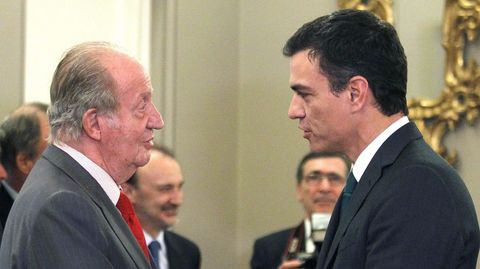 Juan Carlos I saluda a Pedro Snchez