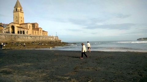 Carbn en la arena de la playa de San Lorenzo