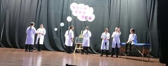 Los bailarines de M�isquedanza rindieron en Lal�n un homenaje a los trabajadores y a las profesiones.