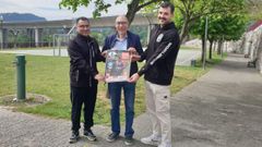 El presidente del club Castro Trail, David Losada, el alcalde de Barbad�s, Xos� Carlos Valc�rcel, y el concejal de deportes, Abel Cort�s, presentaron el trail.