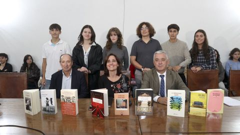 Miembros del jurado este jueves al dar a conocer el resultado en el IES Rosal�a junto a la directora del centro educativo y representantes de las conseller�as de Educaci�n y Cultura