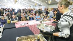 Elaboraci�n de platos con productos del mar y miel, durante la Feira do Mel de Nar�n