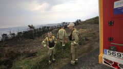 Equipos de extinci�n en la zona del incendio de Ribeira Nova en As Pontes.
