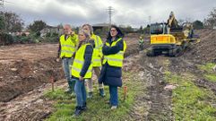 La delegada territorial de la Xunta, Martina Aneiros, y la concejala de Benestar Animal, Maica Garca, durante la visita este lunes a las obras del parque canino de Catabois.