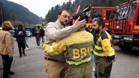 El presidente del Principado, Adri�n Barb�n, saluda a dos bomberos de la UME