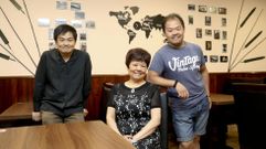 Charly junto a sus padres, Qiuxiong (cocinero de Sabores de Qingtian, donde elaboran comida 100 % china) y Weizhi. La pareja dej� China en los a�os 90, huyendo de la crisis econ�mica que azotaba al pa�s, y acab� trabajando en un restaurante oriental en Madrid. Luego, abrieron su propio bazar en Santiago y, tras 22 a�os en el sector comercial, dieron el salto a la hosteler�a.