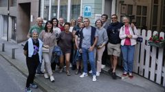 Grupo de senderistas ante el establecimiento donde se alojaron, Olivita Hostel