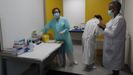 Personal del Hospital Pblico da Maria, de Burela, analizando muestras de pacientes con coronavirus o sospechosos de tenerlo