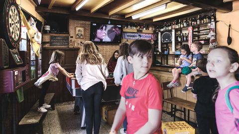 Hora de juegos infantiles en el bar de Casa Mann