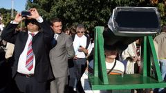 Personas viendo el eclipse del a�o 2005