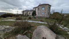 En los jardines del hotel se pueden ver los efectos de la falta de mantenimiento de los ltimos meses