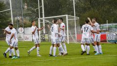 Los noieses celebran uno de los tantos del encuentro.