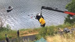 El veh�culo fue retirado del embalse despu�s de que los buzos le enganchasen un flotador de gran tama�o