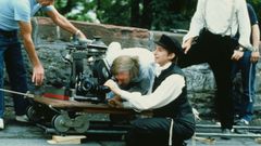 Barbra Streisand, caracterizada como la joven jud�a Yentl Mendel, en labores de direcci�n del filme. 