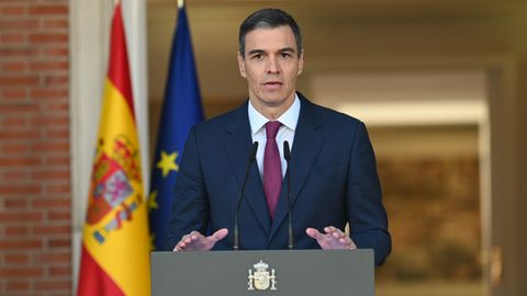En abril, Pedro Sánchez cancelaba su agenda pública para «reflexionar» si seguiría o no como presidente. Lo anunciaba en una carta a la ciudadanía en la que denunciaba «los ataques de la derecha y la ultraderecha contra él y su esposa» a raíz de la decisión de un juzgado de Madrid de investigar a Begoña Gómez. Días después, comparecía en la escalinata de Moncloa para anunciar su continuidad.