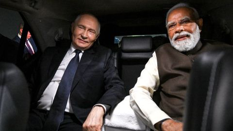 Vladimir Putin y Narendra Modi compartieron el coche tras el aterrizaje del presidente ruso en el aeropuerto de Nueva Deli.