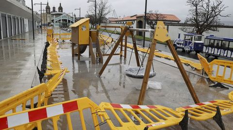 Parque infantil instalado en la nueva plaza del mercado, todavía cerrado al uso y sin suelo.