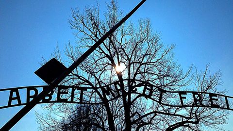 Letrero a la entrada del campo de concentraci�n nazi de Auschwitz, en Polonia