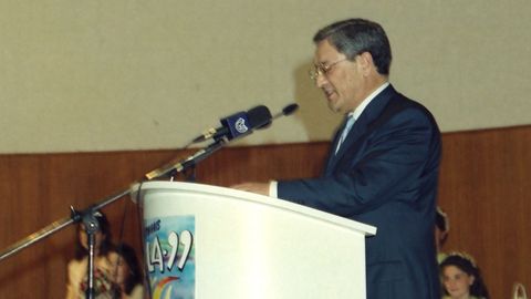 Fernando �nega, en el auditorio de Burela leyendo el preg�n de las fiestas patronales de 1999