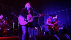 Santi Santos, en un concierto de Los Limones en Santiago, la ciudad donde pas los mejores aos de vida, dice, estudiando entre 1982 y 1987 en la facultad de Historia del Arte, donde conoci a Jos Manuel Garca Iglesias (su profesor y ahora tambin letrista).