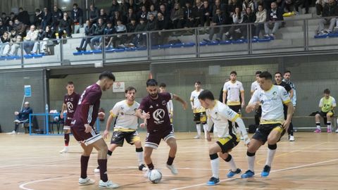 Dani Blanco conduce el bal�n en el partido ante el Lugo Sala B