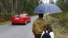 Para llegar a la parada, la ni�a debe caminar a oscuras por un vial sin arc�n, y por el que circulan camiones cargados de madera a gran velocidad