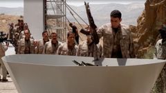 Combatientes del PKK depositan sus fusiles para ser quemados en un punto de la frontera de Turqua con Irak