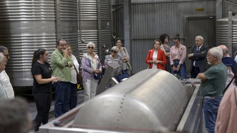 Maceradores y depósitos de acero en la zona de elaboración