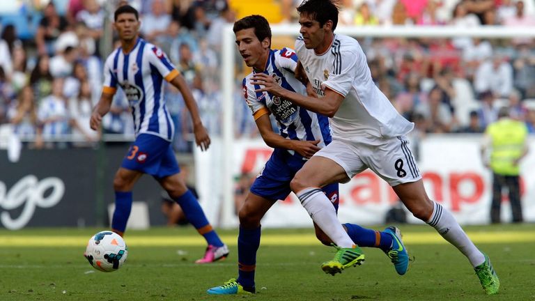 El deportivista Juan Carlos Real pugna con el madridista Kak&aacute; en el trofeo Teresa Herrera del 2013