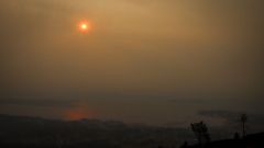 El humo de los incendios de Portugal nubla Barbanza