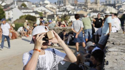 Ambiente en la muralla de Lugo previo al eclipse