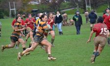 Maia Tua Davidson (en la imagen, con el bal�n) juega de apertura o centro y tiene 28 a�os.