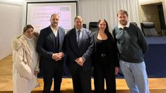 De izquierda a derecha, la directora del CECOOP de la USC, el alcalde eum�s, el subdelegado del Gobierno y t�cnicos de Larega Coop, el mi�rcoles en la presentaci�n de la agenda de econom�a social, en la Casa da Cultura