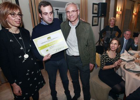 V�ctor Rivas, de E-Monte, con el diploma del primer premio en la pasada edici�n del concurso. 