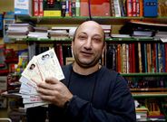 Fernando Pereira, con las licencias antiguas que ha comenzado a repartir en su librer�a.