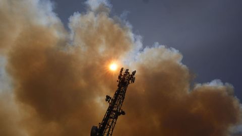 Columna de humo producida por el incendio que se mantiene activo en la localidad madrile�a de Pelayos de la Presa