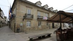 El Concello de Sarria con la pancarta del 8M ondeando en el balc�n