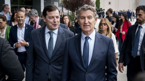 El lder del PP, Alberto Nez Feijoo, a la derecha, junto al presidente de la Junta de Castilla y Len, Alfonso Fernndez Maueco.