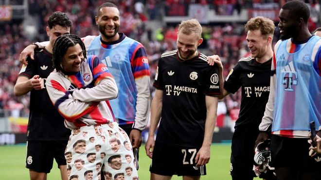 Los jugadores del Bayern celebran su victoria ante el Friburgo 