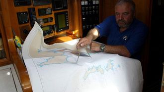 El patr�n de un velero realizando mediciones en un mapa