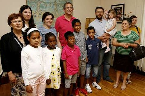 Los ni�os que est�n en Carballo fueron recibidos por el alcalde.